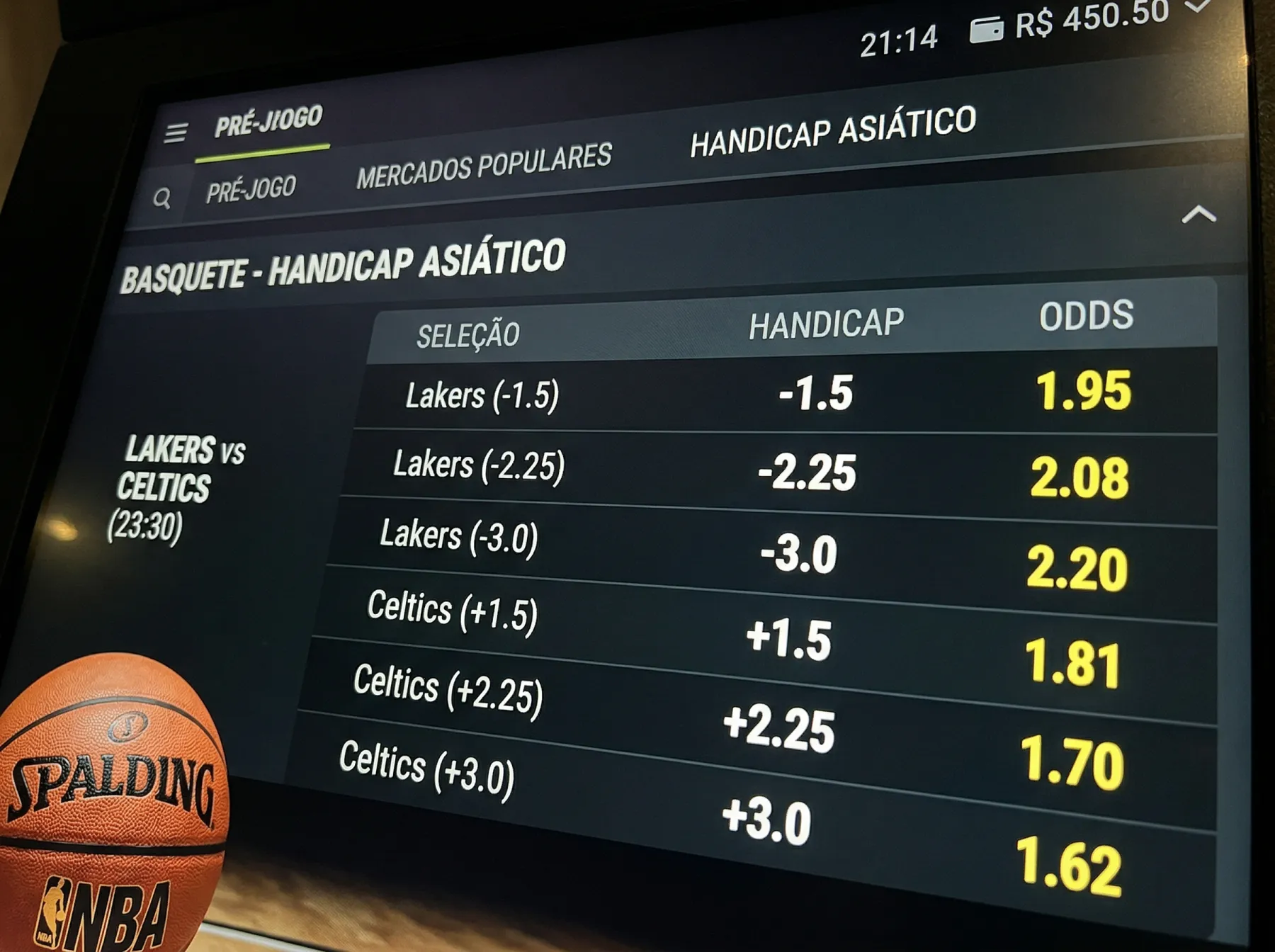 Linhas de handicap asiático num ecrã de apostas de basquetebol