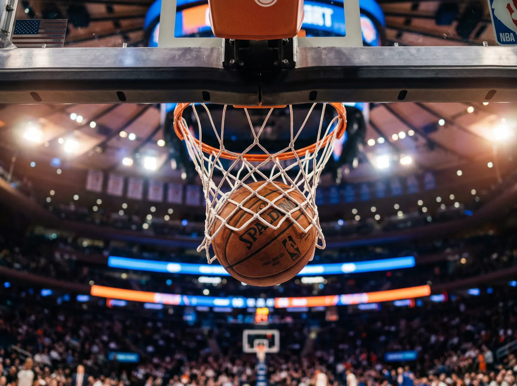 Pavilhão de basquetebol com jogadores em ação representando competições internacionais